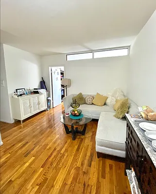 Rented by Guy Goldman, LREB | media 19