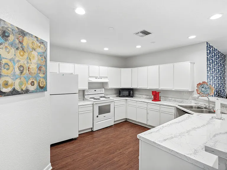Falcon Pointe Apartments — Photo 13