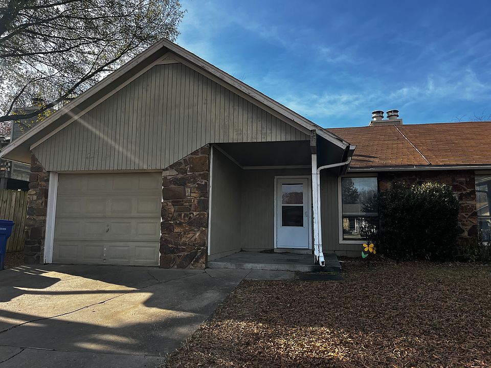 1st image of 1038 N Oak Ct