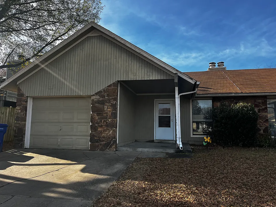 1038 N Oak Ct
