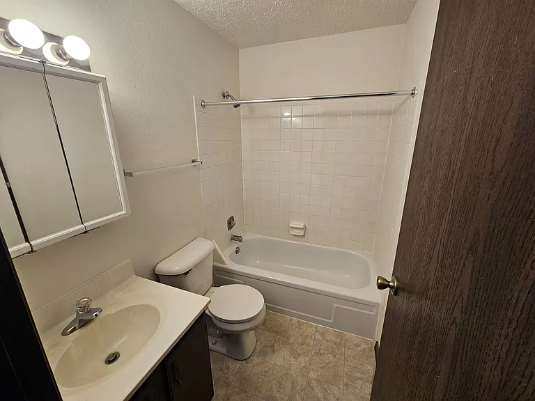 1538 Green Apartments — Photo 6