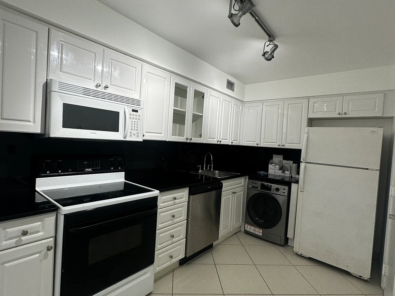 1 bed, 1.5 bath, 910 sqft, $2,600 — Photo 3