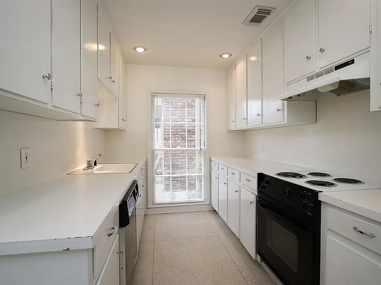 1733 Commonwealth St — Photo 9