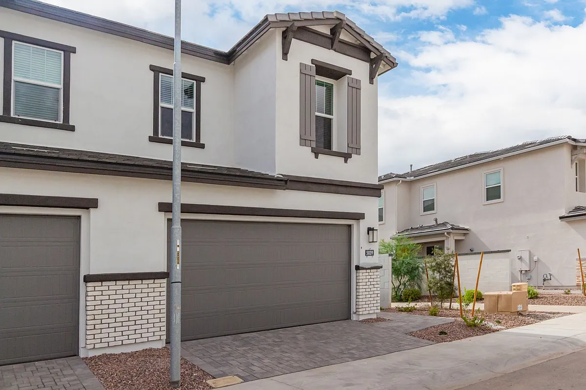 Building Photo - 5039 E Campo Bello Dr
