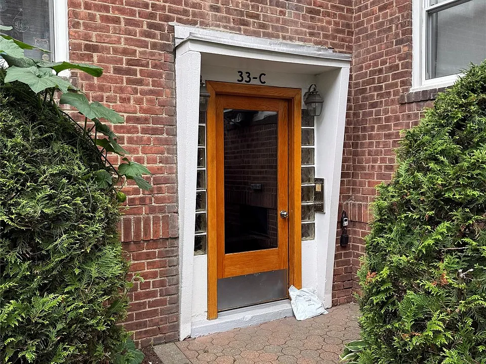 33 E Grand St #C3C