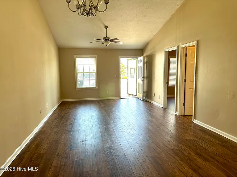 1730 Elizabeth St — Photo 3