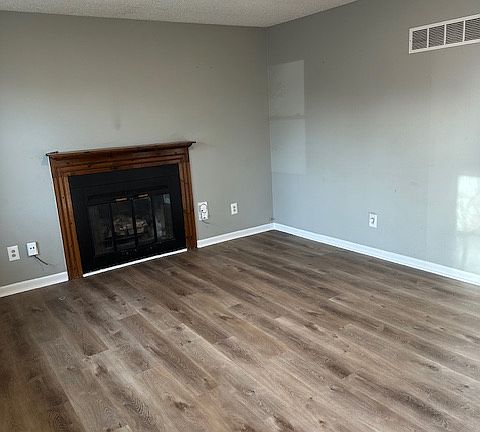 4th image of 4215 N Quincy Ave