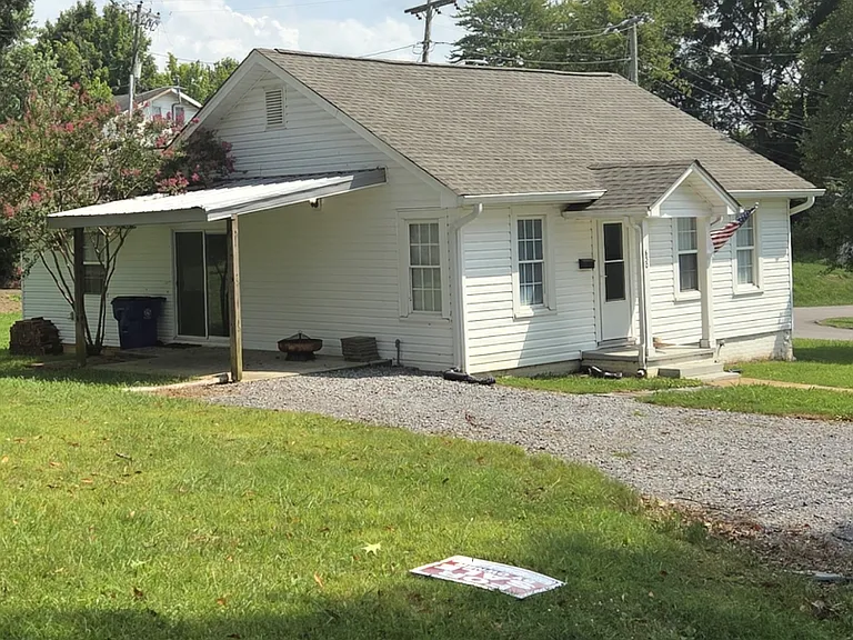 630 Montgomery Ave NE — Photo 1