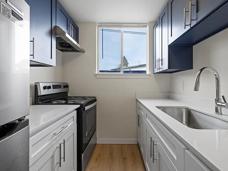 Dolphin Apartments: Leasing Specials! Great location in Kennewick — Photo 43