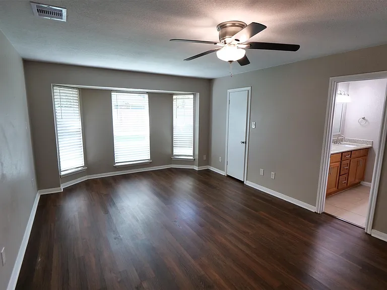 915 Comstock Springs Dr — Photo 10