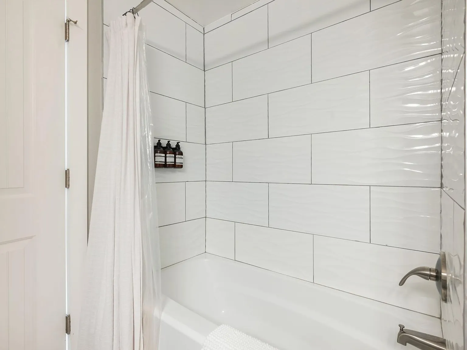 10 bed, 4400 sqft, $296 — Photo 3
