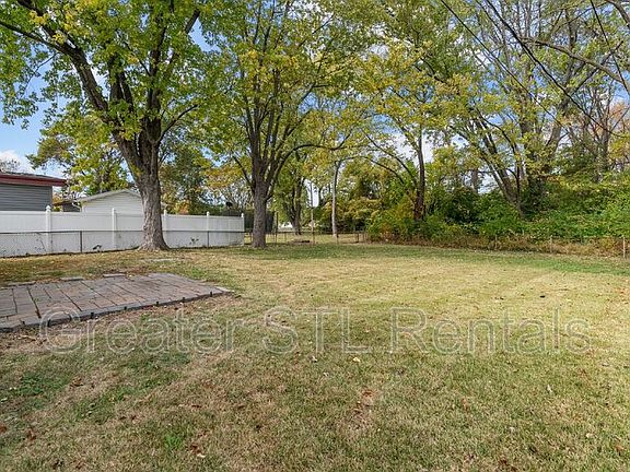 5th image of 385 Moule Dr