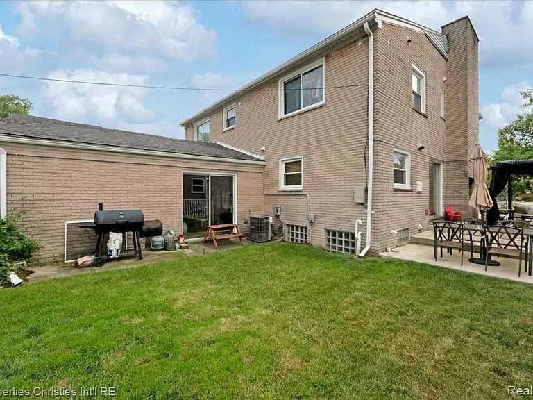 24600 Manistee St — Photo 45