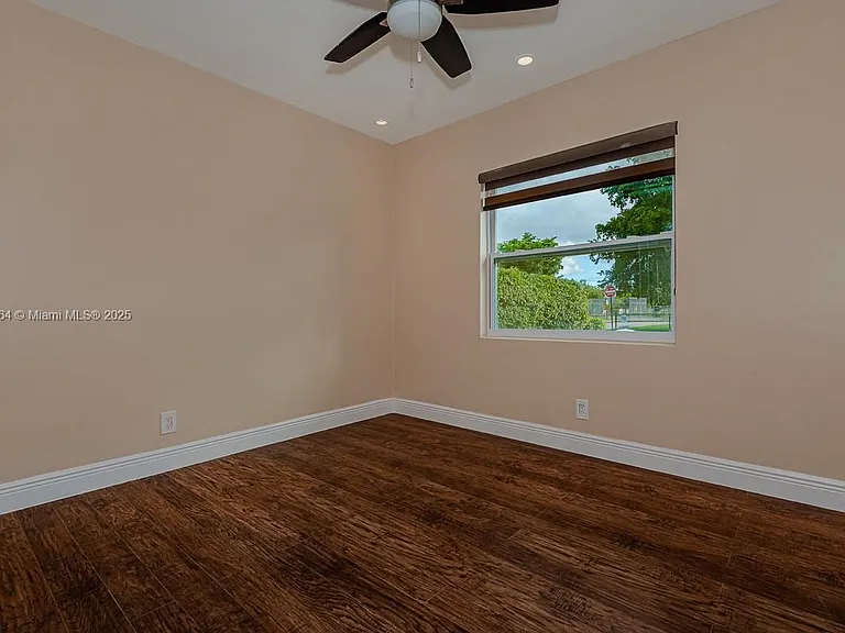401 SW 76th Ter — Photo 17