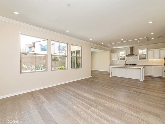 4th image of 93 Decker