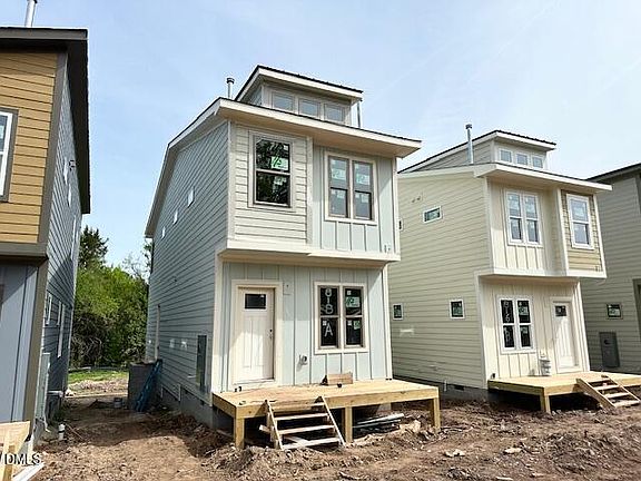 3rd image of 818A Carter Ave