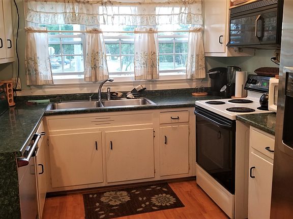 3rd image of 662 Arnold St #A
