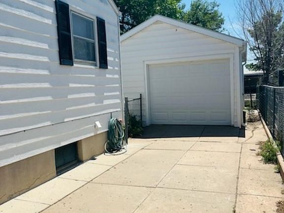 3rd image of 904 E C St