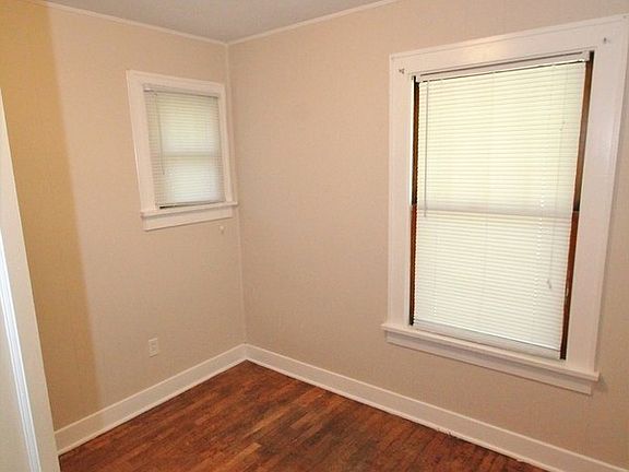 4th image of 2433 SE Wisconsin Ave