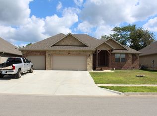 885 E Striper Dr, Nixa, MO 65714