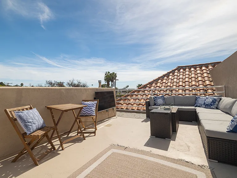 1079 Sapphire St — Photo 32