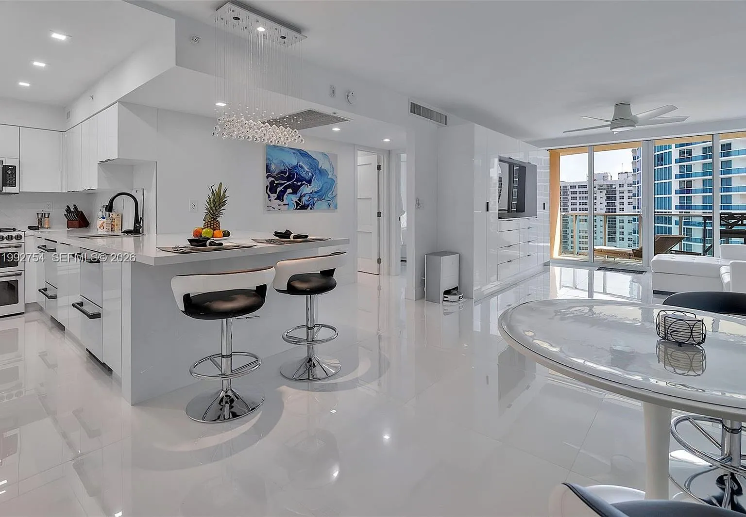 Wave Condo — Photo 1