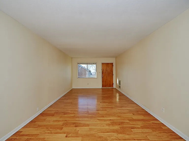 2414 Memorial Blvd #4 — Photo 2