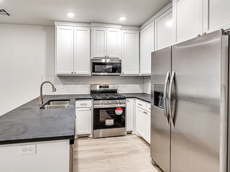 612 W 2nd St #100 — Photo 19