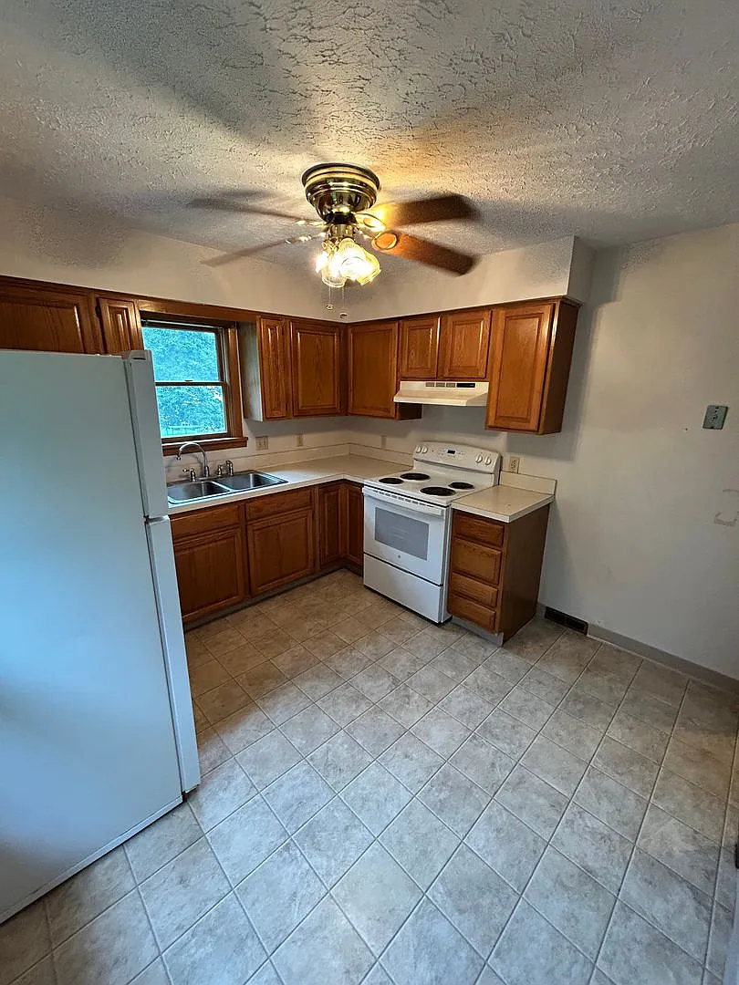 Two bedroom, upstairs duplex — Photo 4