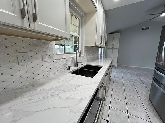 3rd image of 414 Las Palmas Street