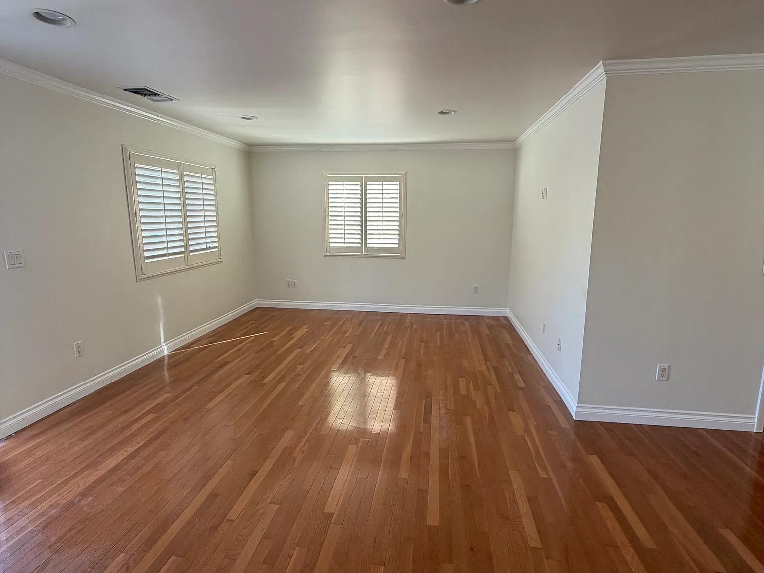 2 bed, 1000 sqft, $2,700 — Photo 3