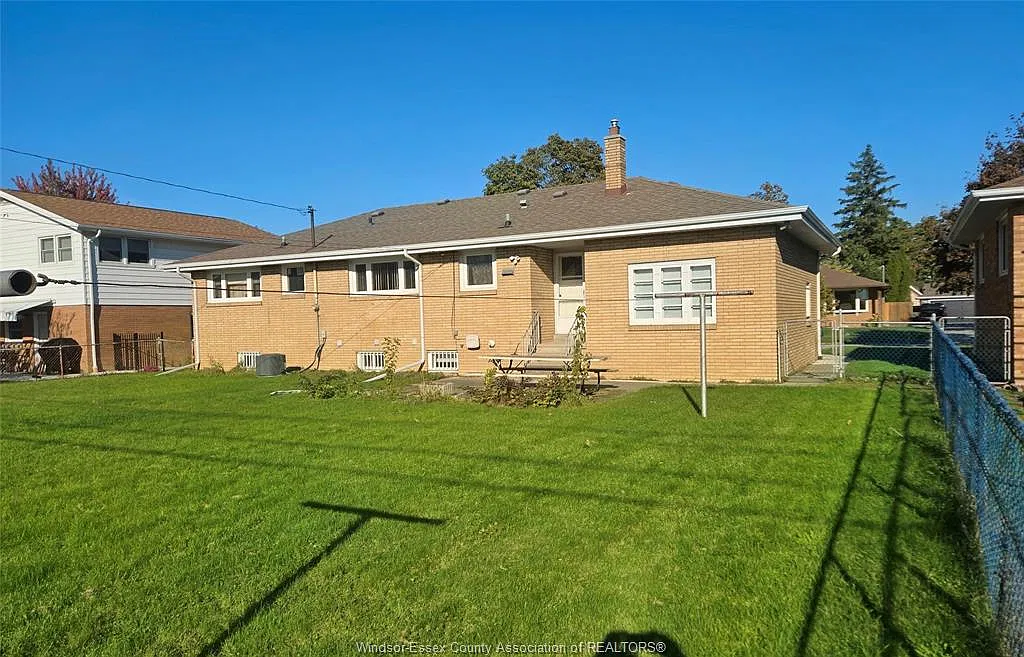 4 bed, $2,600 — Photo 2