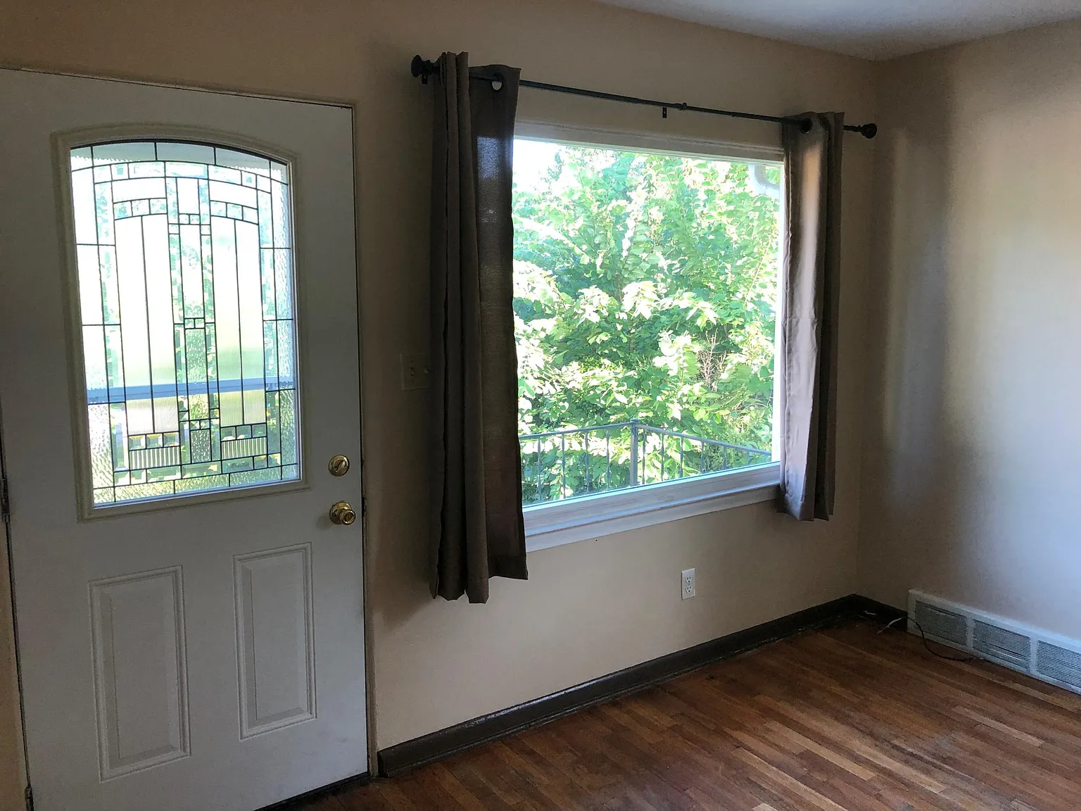 5 bed, 1399 sqft, $3,975 — Photo 2
