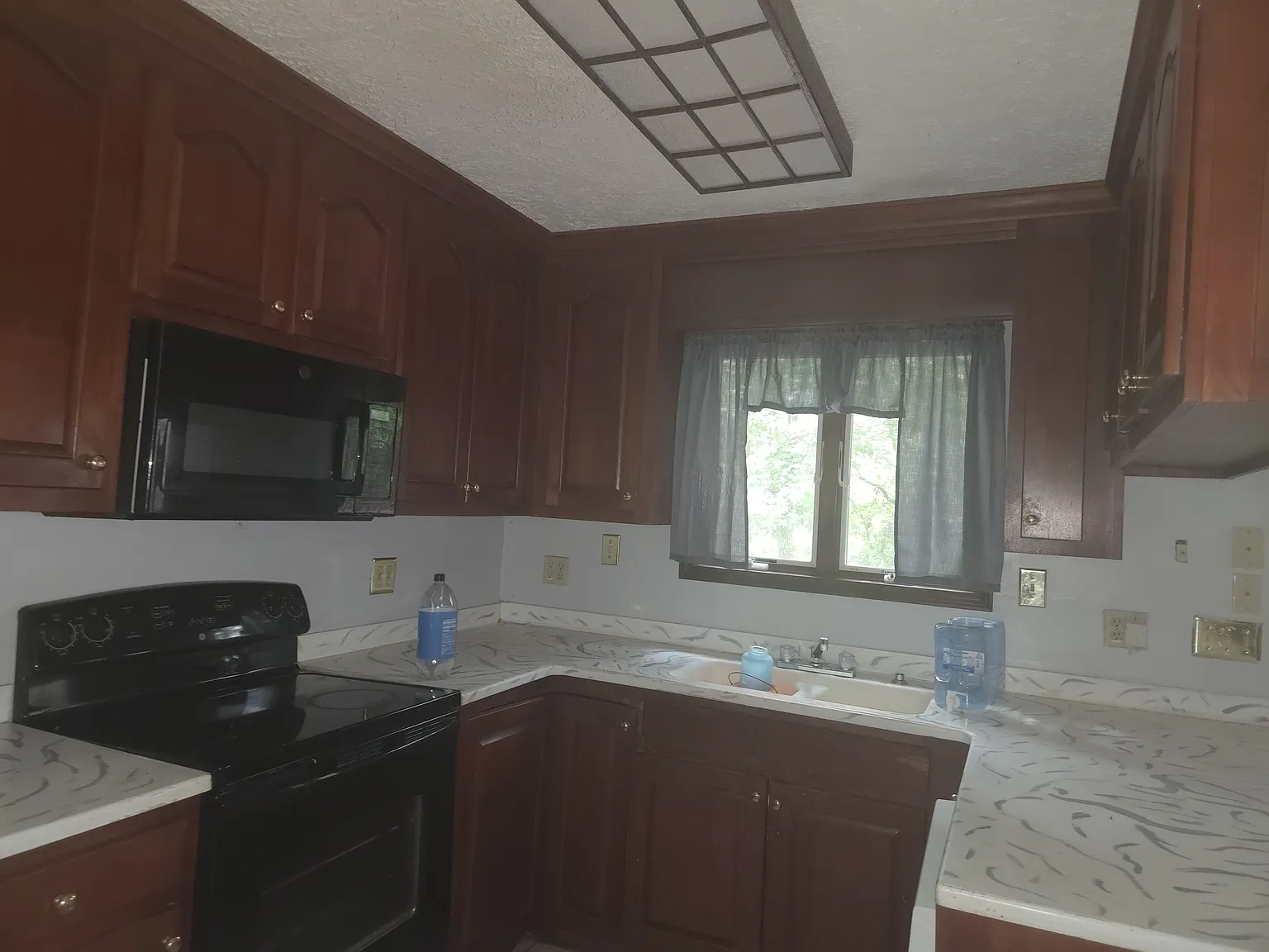 4 bed, 2300 sqft, $2,300 — Photo 2