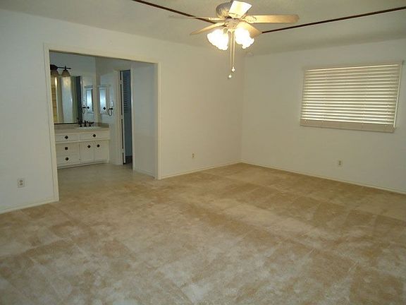 5th image of 7910 Knoxville Ave