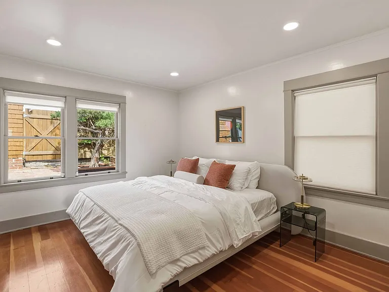 1808 The Strand — Photo 11