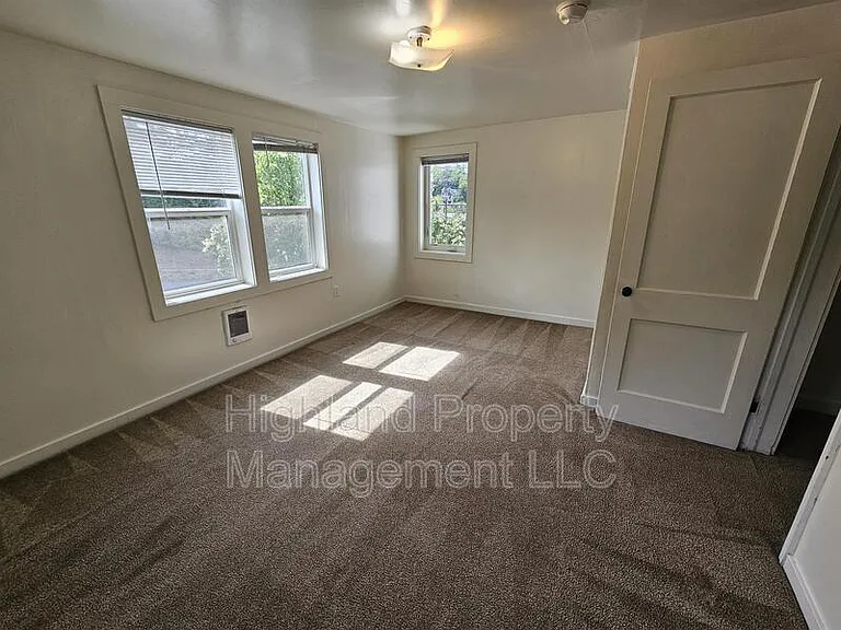 325 NE Kamiaken St #4 — Photo 8