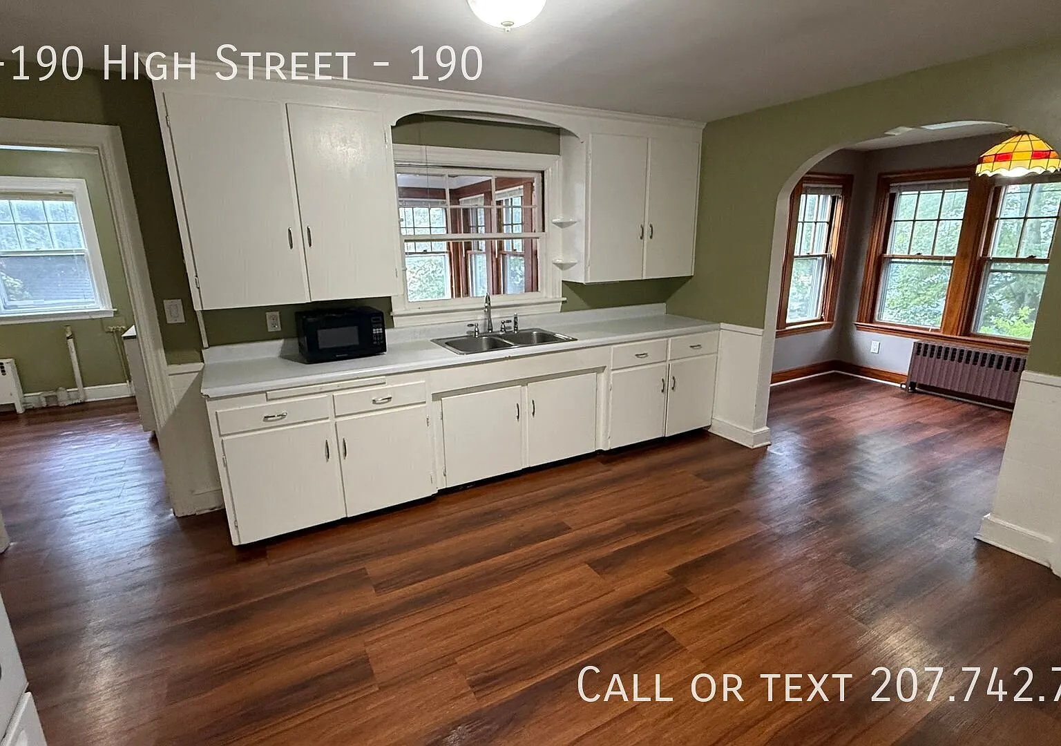 Large 2 BR second floor apartment with garage and laundry hook-ups — Photo 1