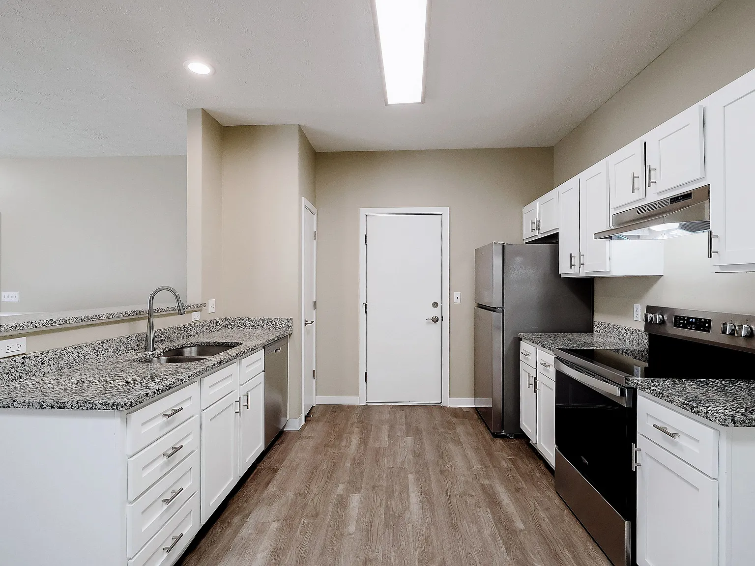 4 bed, 2048 sqft, $2,059 — Photo 2
