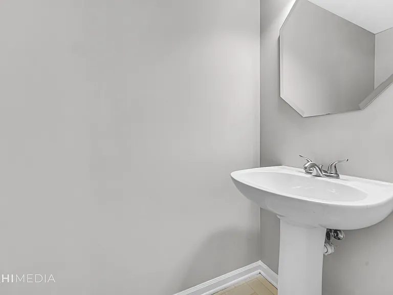 425 Monmouth Ct — Photo 3