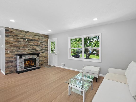 5th image of 820 7th Ave E