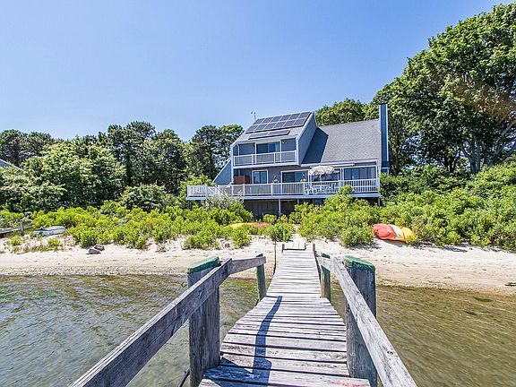 4th image of 364 Edgewater Dr E