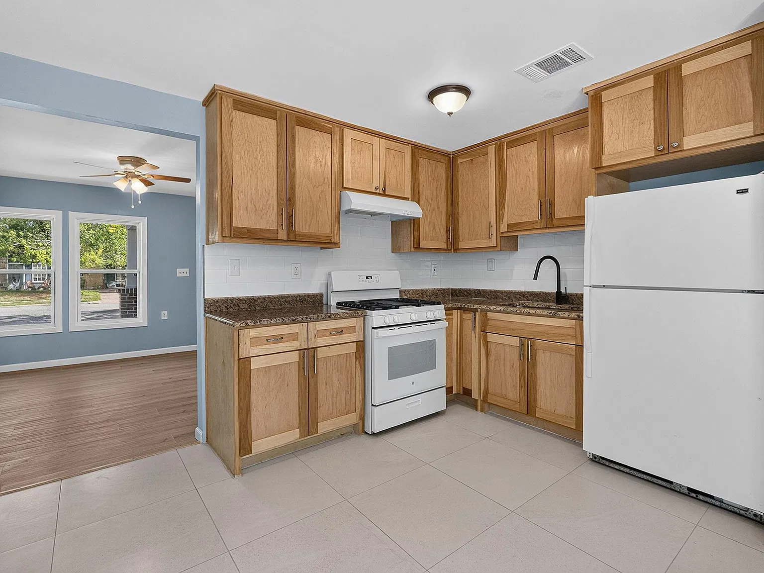 3 bed, 1.0 bath, 890 sqft, $1,700 — Photo 4