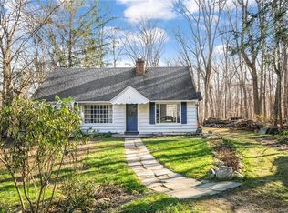 7 Lakeview Dr, Katonah, NY 10536