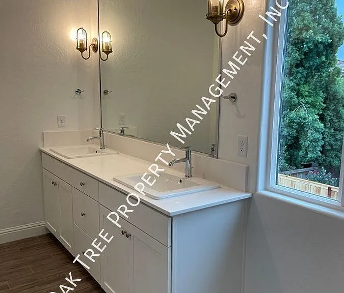 1940 N Preuss Ave — Photo 8