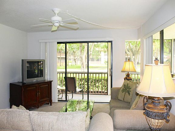 04_living-room2_301 Brackenwood Circle