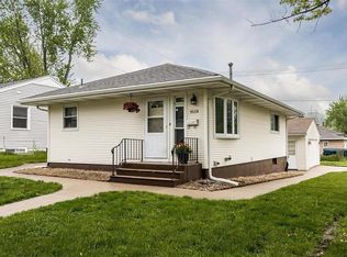 1038 38th St SE, Cedar Rapids, IA 52403
