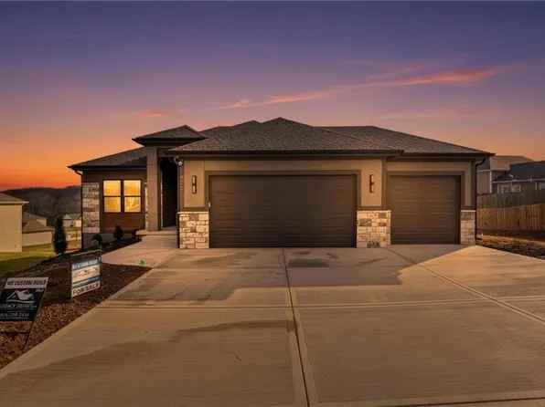 19101 Library Dr, Weston, MO 64098