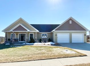 719 Country Side Ln, Pella, IA 50219