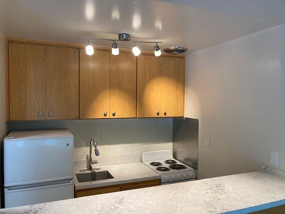 1st image of 928 Peninsula Ave APT 405